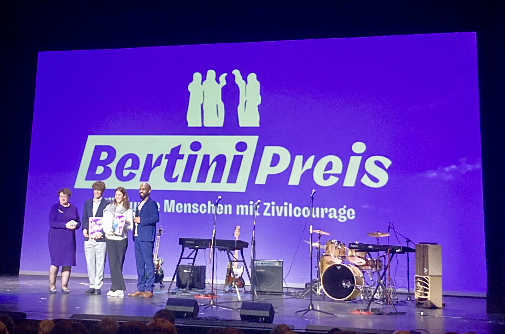 Stolpersteine in Blankenese: BERTINI-Preis an ehemalige Schüler:innen des MDG verliehen Stolpersteine in Blankenese: BERTINI-Preis an ehemalige Schüler:innen des MDG verliehen