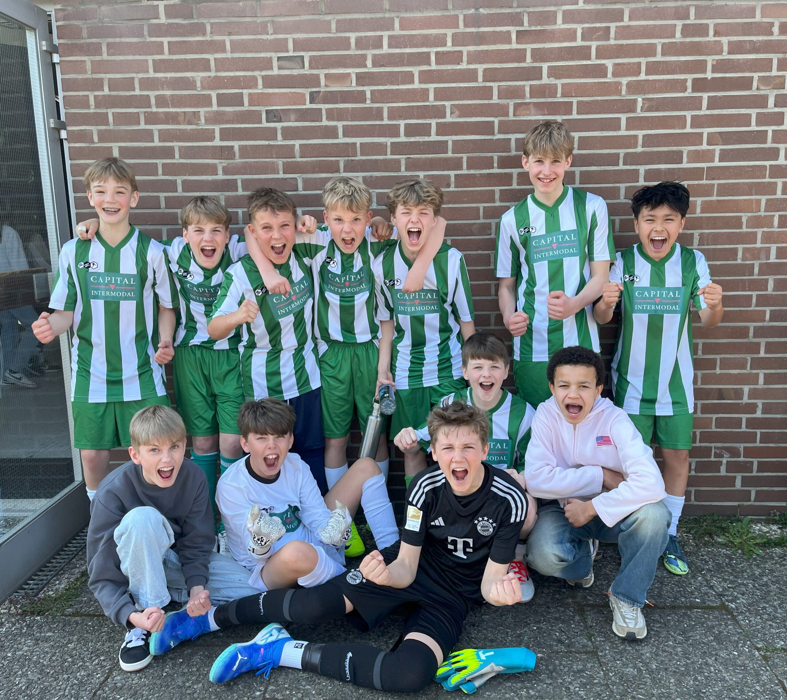 Der Dino kommt! – MDG beim Uwe-Seeler-Cup-Finale´25 Der Dino kommt! – MDG beim Uwe-Seeler-Cup-Finale´25